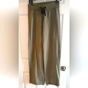 EUC Lululemon sweat pants. Fit perf in all the right places. Cinch, drawstring.